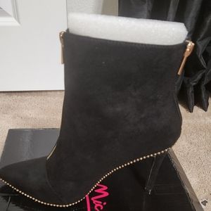 AKIRA BLACK SUEDE ANKLE BOOT W/GOLD TRIM-(NWT) SZ 10